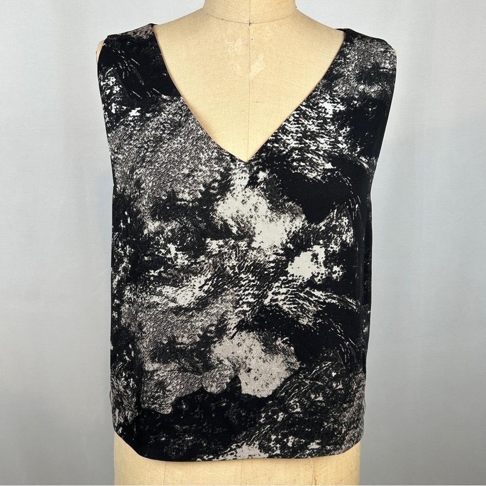 Aritzia Babaton Marble Black White V Neck Sleeveless Top Size Medium
